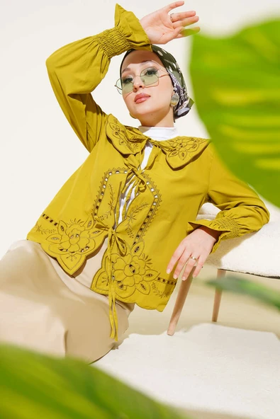 Bebe Yaka Nakışlı Bağlamalı Bluz Yağ Yeşili ürün görseli