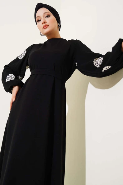 Kolları Nakışlı Kuşaklı Elbise Siyah - Resim 2