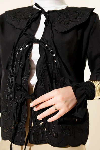 Bebe Yaka Nakışlı Bağlamalı Bluz Siyah - Resim 4