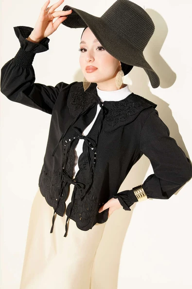 Bebe Yaka Nakışlı Bağlamalı Bluz Siyah ürün görseli