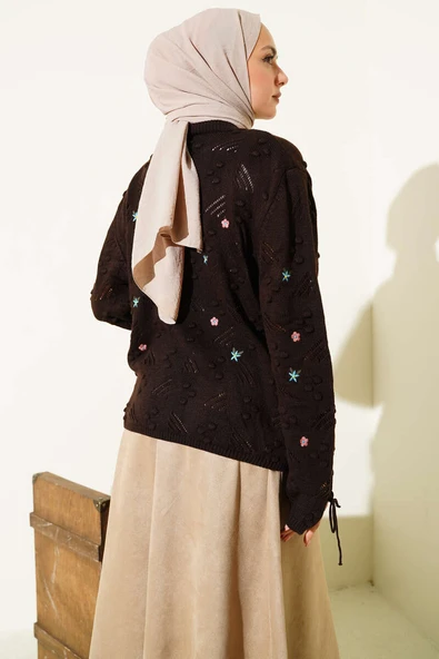 Kol Bağcıklı Çiçek Nakışlı Triko Kazak Kahve - Resim 3