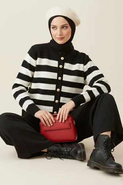 Gold Düğmeli Triko Kısa Hırka Siyah ürün görseli