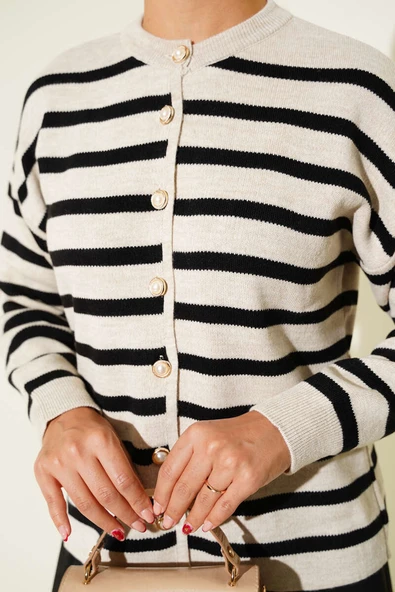 Çizgili Düğme Detaylı Kısa Triko Hırka Bej - Resim 4