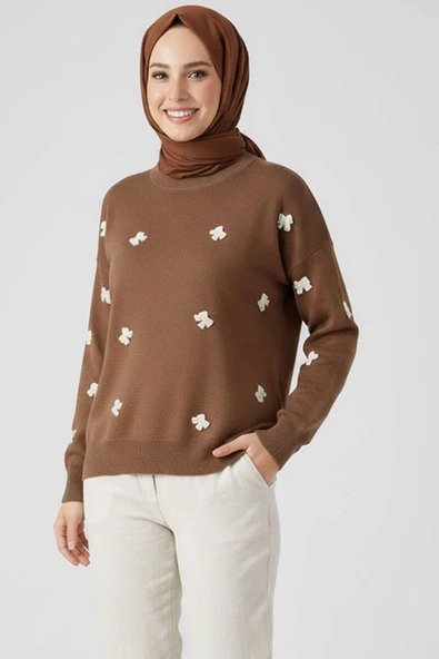 Fiyonk İşlemeli Triko Kazak Latte ürün görseli