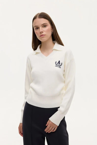 Quzu Gömlek Yaka Nakış Detaylı Kadın Triko Kazak