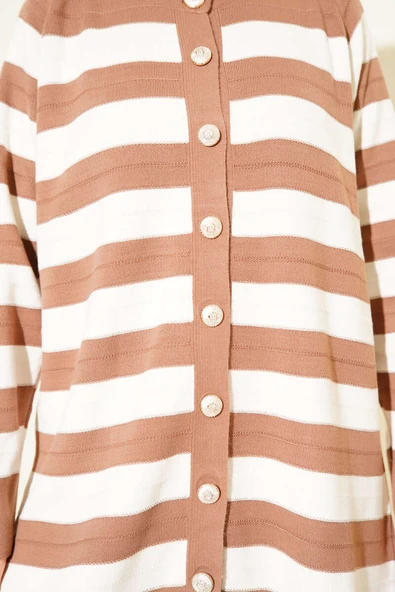 Desenli Düğme Detaylı Triko Hırka Latte - Resim 4