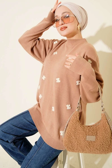 Fiyonk İşlemeli Triko Kazak Latte ürün görseli 1