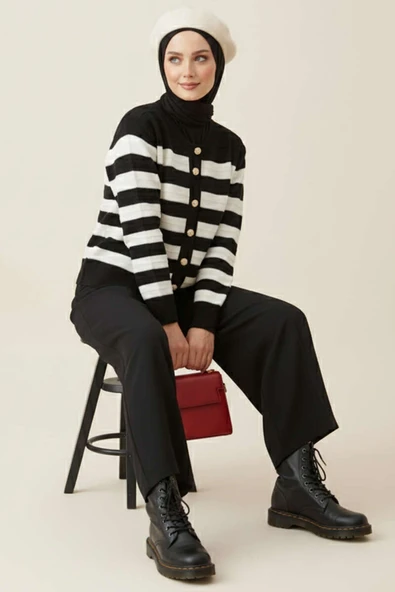 Gold Düğmeli Triko Kısa Hırka Siyah - Resim 2