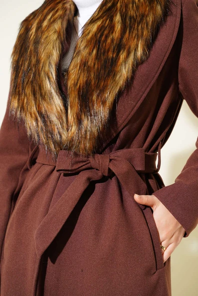 Yaka Kürklü Kuşaklı Uzun Kaban Kahve - Resim 4