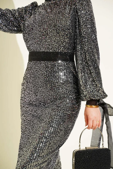 Dik Yaka Kuşaklı Pul Payet Abiye Elbise Siyah Gümüş - Resim 4