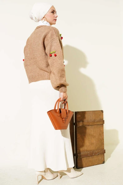 Kiraz Salkımlı Kısa Triko Hırka Latte - Resim 3