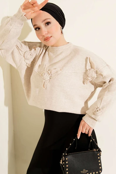 Çiçek İşlemeli Triko Kazak Bej ürün görseli