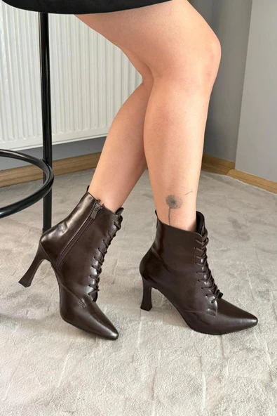 Kadın Leila Kahverengi Rugan 9 cm İnce Topuklu Bağcık Detaylı Fermuarlı Bot - 6