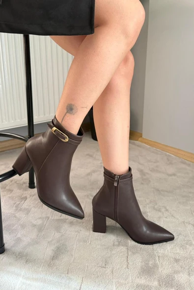 Kadın Julia Kahve Deri Yandan Fermuarlı Toka Detaylı Kalın Topuklu Sivri Burunlu Günlük Bot - 5