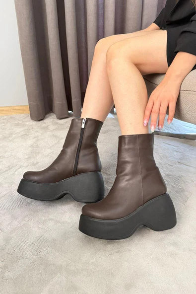 Kadın Celsi Kahverengi Deri Yandan Fermuarlı 9 cm Yüksek Dolgu Topuklu Mevsimlik Kadın Kısa Bot Bootie