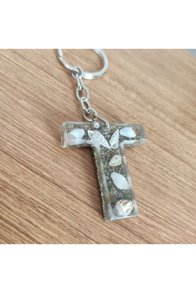 ""T"" HARFİ - Kıyı Esintisi Harf Anahtarlık (A–Z) – Gerçek Deniz Kabuğu, Kum ve Şeffaf Epoksi– El Y ürün görseli