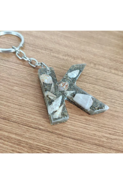 "K" HARFİ - Kıyı Esintisi Harf Anahtarlık (A–Z) – Gerçek Deniz Kabuğu, Kum ve Şeffaf Epoksi– El Yap ürün görseli