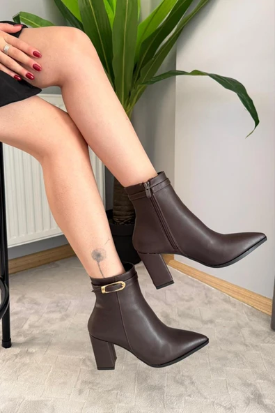 Kadın Julia Kahve Deri Yandan Fermuarlı Toka Detaylı Kalın Topuklu Sivri Burunlu Günlük Bot - 4