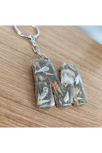 "M" HARFİ - Kıyı Esintisi Harf Anahtarlık (A–Z) – Gerçek Deniz Kabuğu, Kum ve Şeffaf Epoksi– El Yap ürün görseli