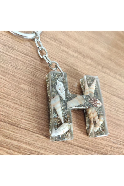 "H" HARFİ - Kıyı Esintisi Harf Anahtarlık (A–Z) – Gerçek Deniz Kabuğu, Kum ve Şeffaf Epoksi– El Yap ürün görseli