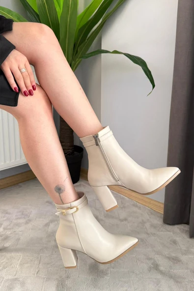 Kadın Julia Bej Deri Yandan Fermuarlı Toka Detaylı Kalın Topuklu Sivri Burunlu Günlük Bot - 3