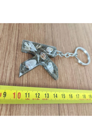 "K" HARFİ - Kıyı Esintisi Harf Anahtarlık (A–Z) – Gerçek Deniz Kabuğu, Kum ve Şeffaf Epoksi– El Yap - Resim 3