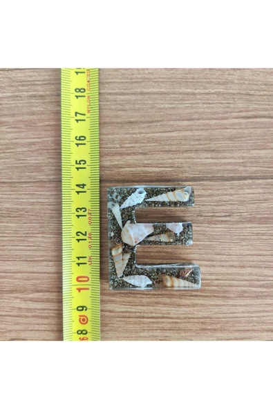 "E" HARFİ - Kıyı Esintisi Harf Anahtarlık (A–Z) – Gerçek Deniz Kabuğu, Kum ve Şeffaf Epoksi– El Yap - Resim 2