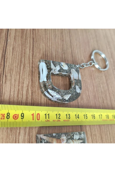 "D" HARFİ - Kıyı Esintisi Harf Anahtarlık (A–Z) – Gerçek Deniz Kabuğu, Kum ve Şeffaf Epoksi– El Yap - Resim 3