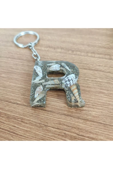 "R" HARFİ - Kıyı Esintisi Harf Anahtarlık (A–Z) – Gerçek Deniz Kabuğu, Kum ve Şeffaf Epoksi– El Yap ürün görseli