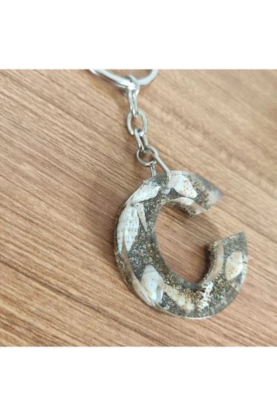 "C" HARFİ - Kıyı Esintisi Harf Anahtarlık (A–Z) – Gerçek Deniz Kabuğu, Kum ve Şeffaf Epoksi– El Yap ürün görseli