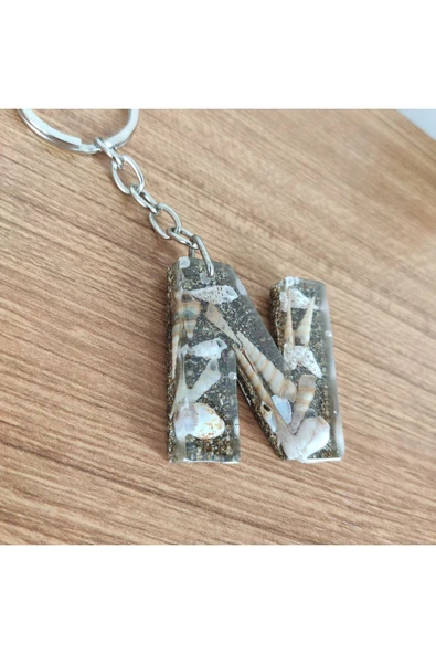 "N" HARFİ - Kıyı Esintisi Harf Anahtarlık (A–Z) – Gerçek Deniz Kabuğu, Kum ve Şeffaf Epoksi– El Yap ürün görseli