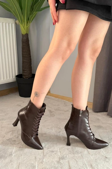 Kadın Leila Kahverengi Rugan 9 cm İnce Topuklu Bağcık Detaylı Fermuarlı Bot