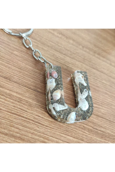 "U" HARFİ - Kıyı Esintisi Harf Anahtarlık (A–Z) – Gerçek Deniz Kabuğu, Kum ve Şeffaf Epoksi– El Yap ürün görseli