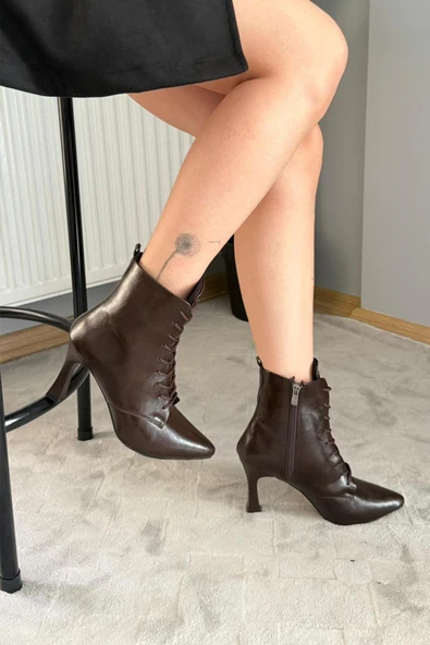 Kadın Leila Kahverengi Rugan 9 cm İnce Topuklu Bağcık Detaylı Fermuarlı Bot - 2