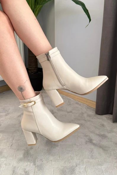 Kadın Julia Bej Deri Yandan Fermuarlı Toka Detaylı Kalın Topuklu Sivri Burunlu Günlük Bot - 5