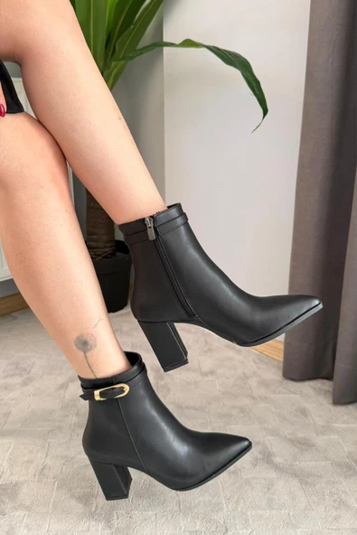 Kadın Julia Siyah Deri Yandan Fermuarlı Toka Detaylı Kalın Topuklu Sivri Burunlu Günlük Bot - 5