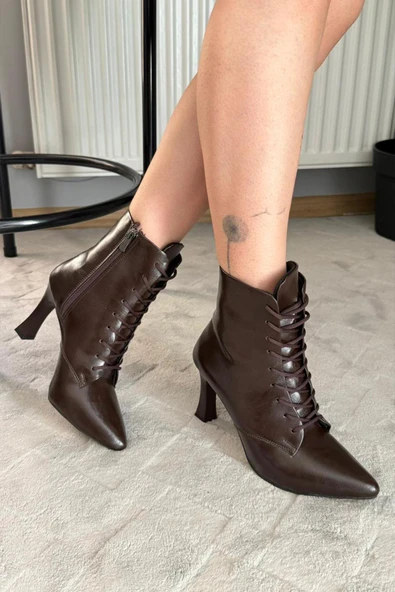 Kadın Leila Kahverengi Rugan 9 cm İnce Topuklu Bağcık Detaylı Fermuarlı Bot - 4