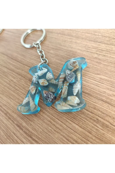 "M" HARFİ - Açık Mavi Deniz Epoksi Harf Anahtarlık – Gerçek Deniz Kabuğu, El Yapımı, Benzersiz **Çe ürün görseli