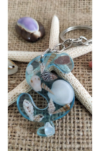 "Ş" HARFİ - Açık Mavi Deniz Epoksi Harf Anahtarlık – Gerçek Deniz Kabuğu, El Yapımı, Benzersiz ürün görseli