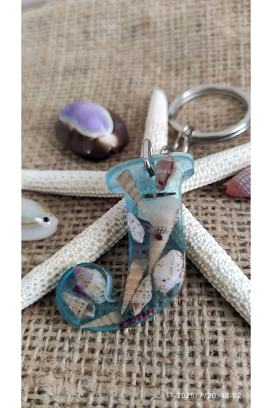 "J" HARFİ - Açık Mavi Deniz Epoksi Harf Anahtarlık – Gerçek Deniz Kabuğu, El Yapımı, Benzersiz ürün görseli