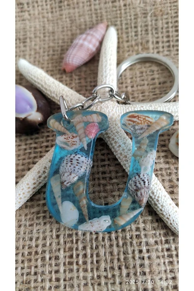 "U" HARFİ - Açık Mavi Deniz Epoksi Harf Anahtarlık – Gerçek Deniz Kabuğu, El Yapımı, Benzersiz ürün görseli