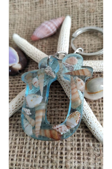 "Ü" HARFİ - Açık Mavi Deniz Epoksi Harf Anahtarlık – Gerçek Deniz Kabuğu, El Yapımı, Benzersiz **Çe ürün görseli