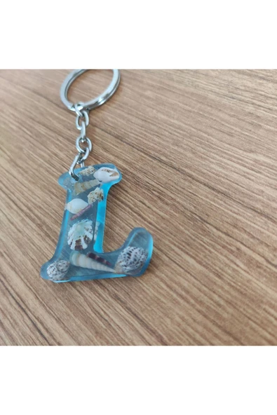 "L" HARFİ - Açık Mavi Deniz Epoksi Harf Anahtarlık – Gerçek Deniz Kabuğu, El Yapımı, Benzersiz ürün görseli