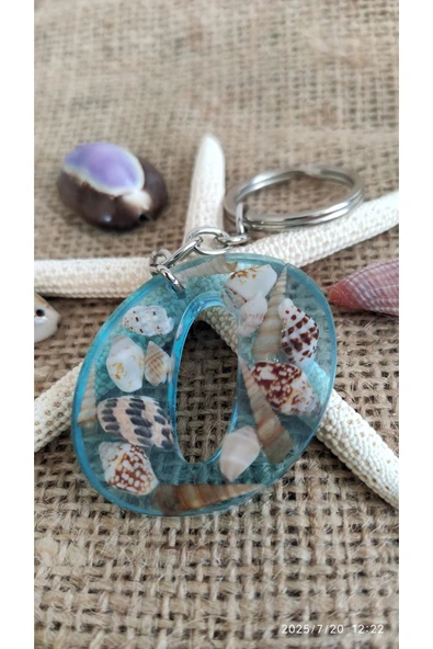 "O" HARFİ - Açık Mavi Deniz Epoksi Harf Anahtarlık – Gerçek Deniz Kabuğu, El Yapımı, Benzersiz **Çe ürün görseli