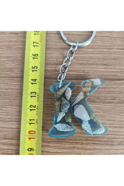 "K" HARFİ - Açık Mavi Deniz Epoksi Harf Anahtarlık – Gerçek Deniz Kabuğu, El Yapımı, Benzersiz - Resim 2