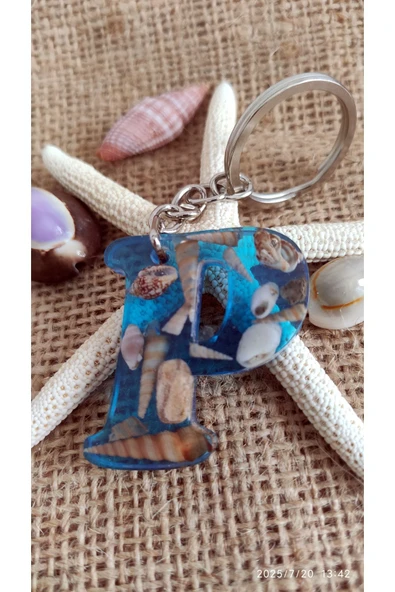 "P" HARFİ - Açık Mavi Deniz Epoksi Harf Anahtarlık – Gerçek Deniz Kabuğu, El Yapımı, Benzersiz ürün görseli