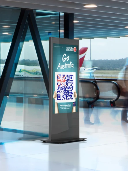 Cletech C01 55" Totem Kabini + Samsung QM55C 55" Signage Monitör - 5