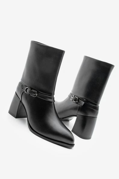 Potinonline K946 Kadın Sivri Burun Kemer Detaylı Kalın Topuklu Bot