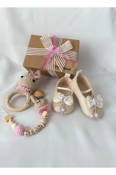 Kişiye Özel İsimli Yenidoğan Bebek Hediye Seti – Pembe Patik, Tavşan Çıngırak ve Emzik Zinciri ürün görseli 1
