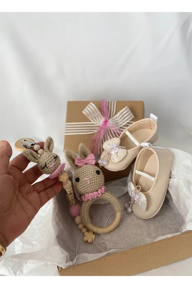 Kişiye Özel İsimli Yenidoğan Bebek Hediye Seti – Pembe Patik, Tavşan Çıngırak ve Emzik Zinciri - Resim 5